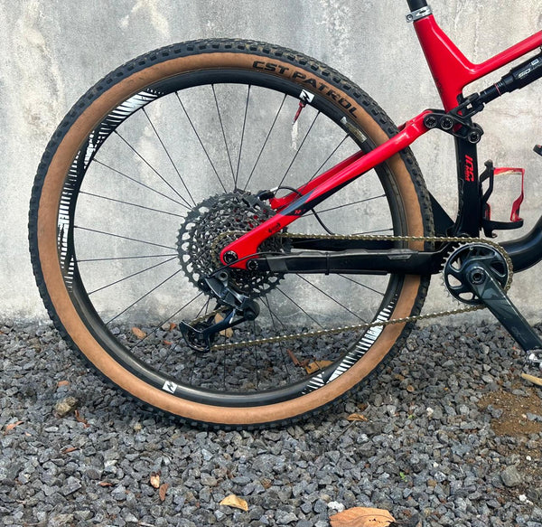 TITAN RACING | CYPHER RS - Full Carbon frame and Carbon Reynolds Wheelset.